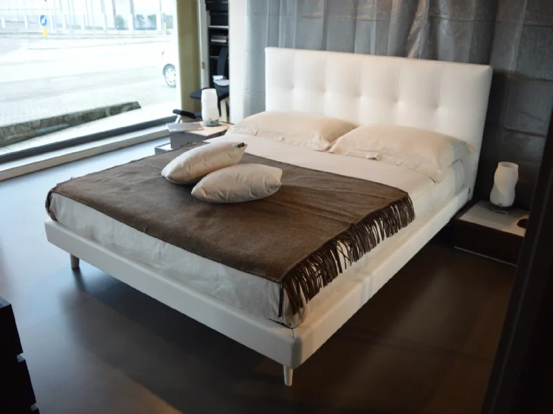 Letto moderno Max capitonne basso di Twils SCONTATO 