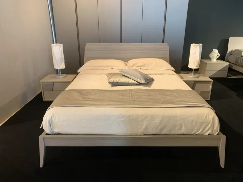 Letto moderno con piedini Miranda Orme a prezzo scontato