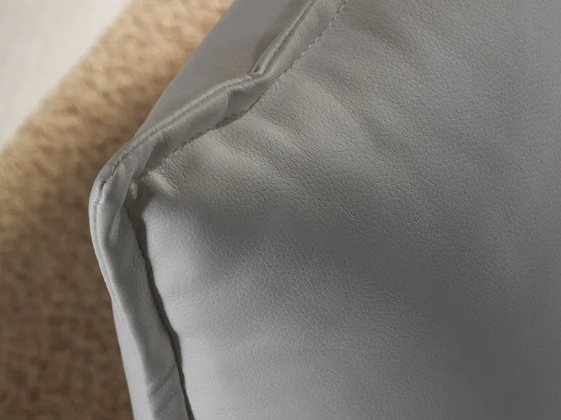 Goditi il comfort del letto imbottito Australia di Artigianale al 34% di sconto! Massimo benessere a un prezzo imbattibile.