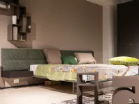 Letto moderno con piedini Wing Presotto a prezzo ribassato