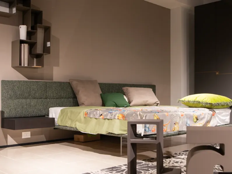Letto moderno con piedini Wing Presotto a prezzo ribassato