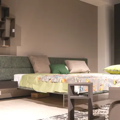 Letto moderno con piedini Wing Presotto a prezzo ribassato