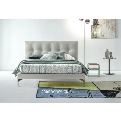 Letto imbottito con piedini Max capitonne basso�Twils�a prezzo scontato