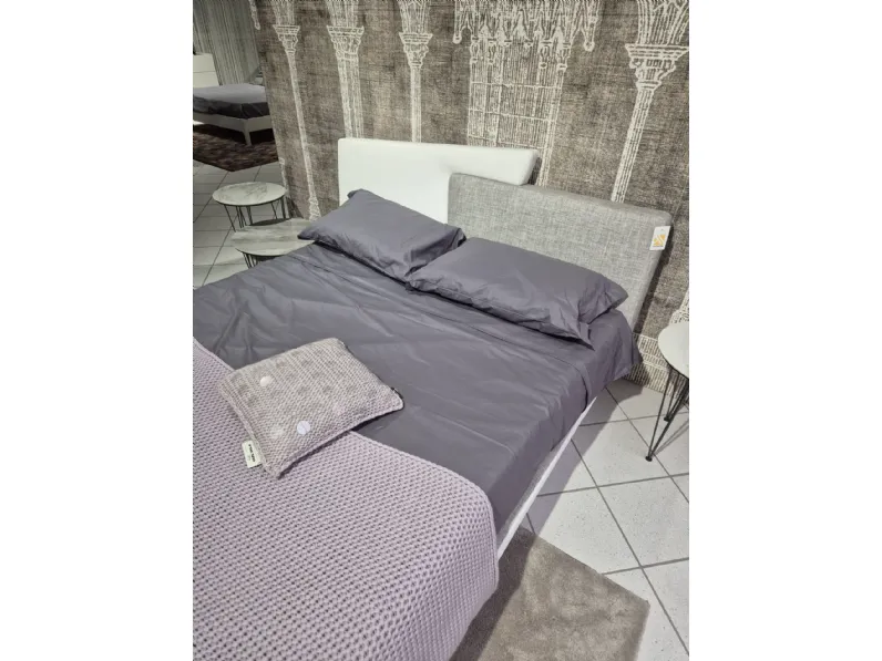 Letto moderno Meeting bicolore Presotto con uno sconto del 52%