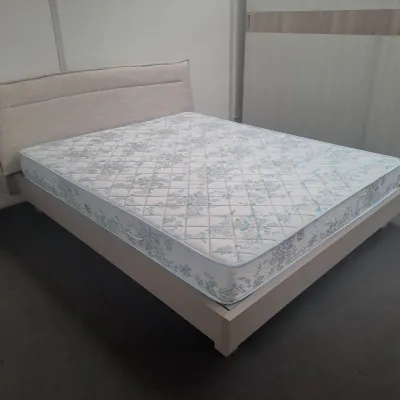 Letto moderno con gambe Tahiti S75 a prezzo ribassato