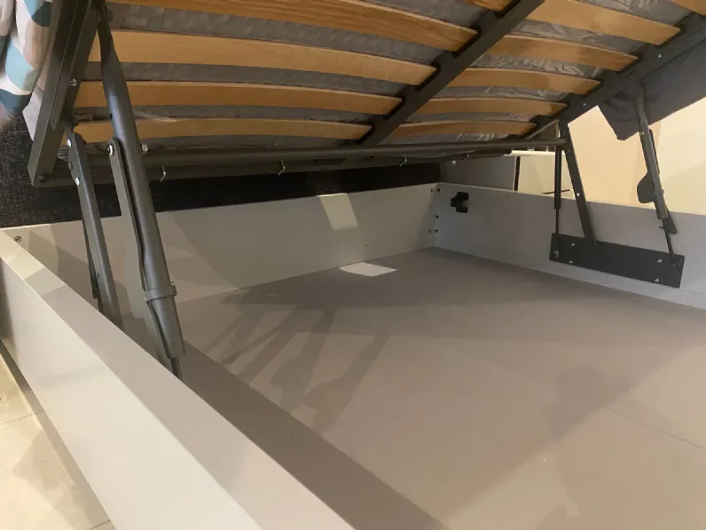 Letto design con contenitore Nido Novamobili a prezzo ribassato