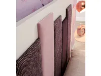 Letto piazza e mezzo con giroletto Letto piazza e mezza amandine, finitura bianco luce con inserti in tessuto Collezione esclusiva a prezzo scontato