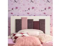 Letto piazza e mezzo con giroletto Letto piazza e mezza amandine, finitura bianco luce con inserti in tessuto Collezione esclusiva a prezzo scontato