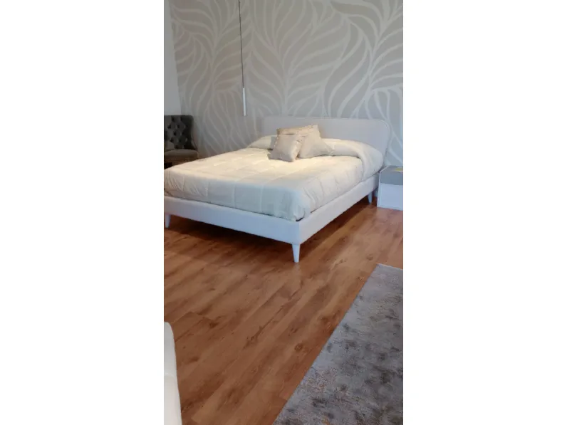 Letto moderno con giroletto Scudo Imab a prezzo ribassato