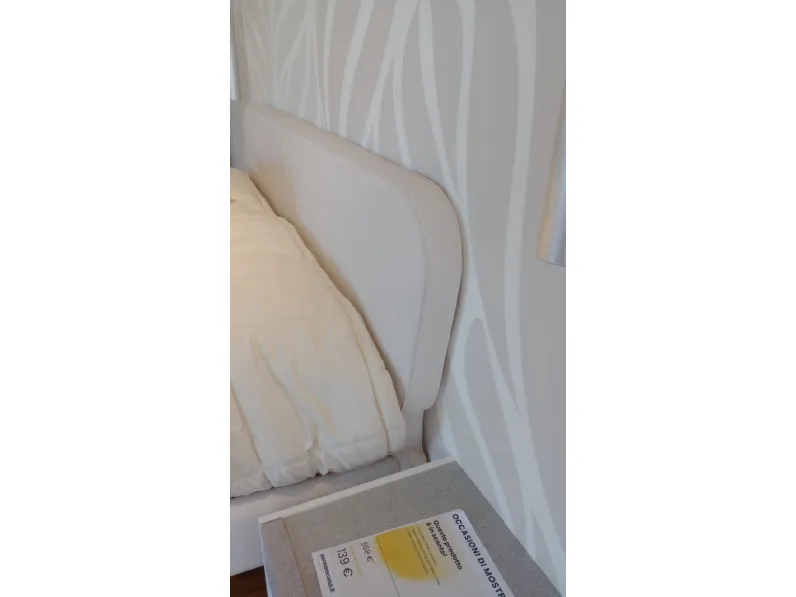 Letto moderno con giroletto Scudo Imab a prezzo ribassato