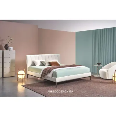 Letto design con piedini Thomas Twils a prezzo scontato