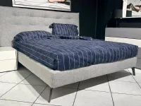 Letto imbottito con piedini TuftLa casa modernaa prezzo scontato