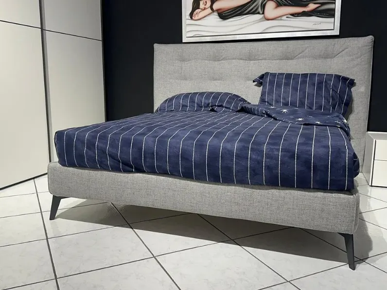 Letto imbottito con piedini TuftLa casa modernaa prezzo scontato