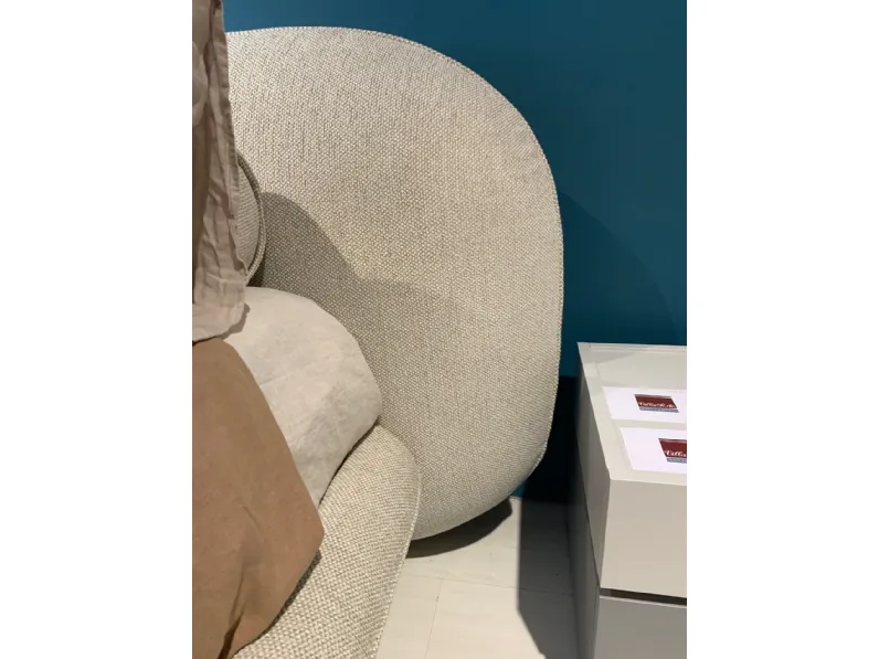 Letto moderno con piedini Wabi Saba a prezzo scontato