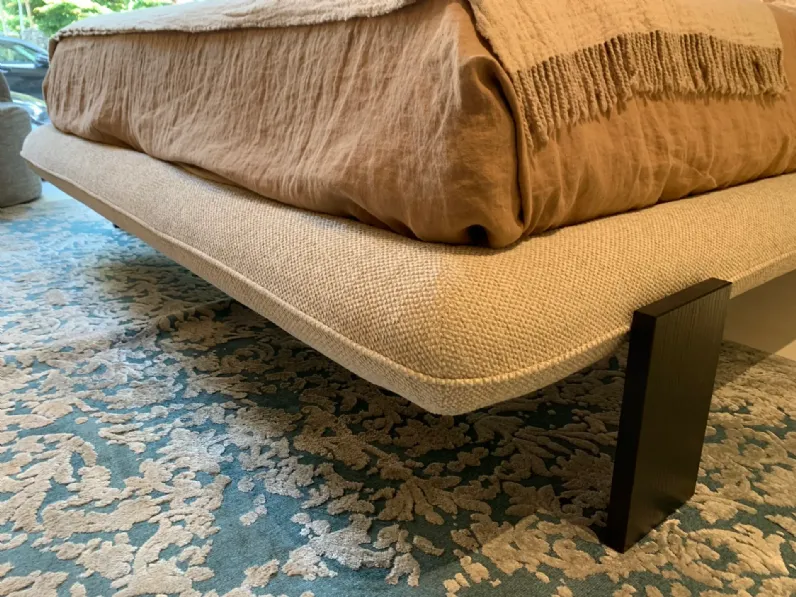 Letto moderno con piedini Wabi Saba a prezzo scontato