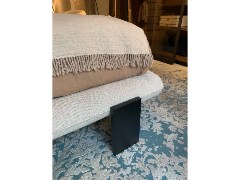 Letto moderno con piedini Wabi Saba a prezzo scontato
