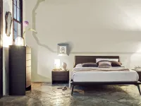 Offerta per un letto in legno con piedini in metallo scontato del -25%
