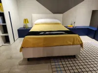 Letto imbottito modello Cut compatto di Samoa scontato 36%