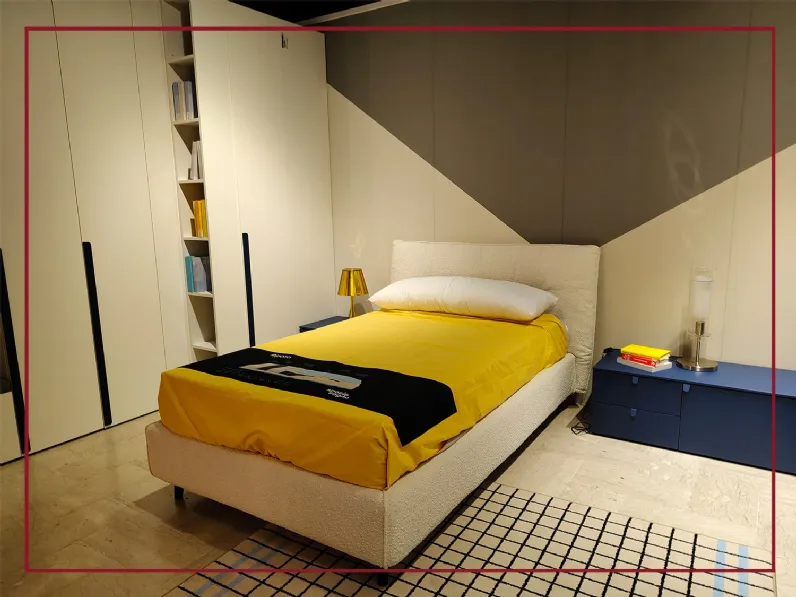 Letto imbottito modello Cut compatto di Samoa scontato 36%