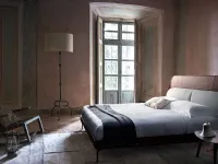 Letto matrimoniale con gambe Coup Poltrona frau a prezzo scontato