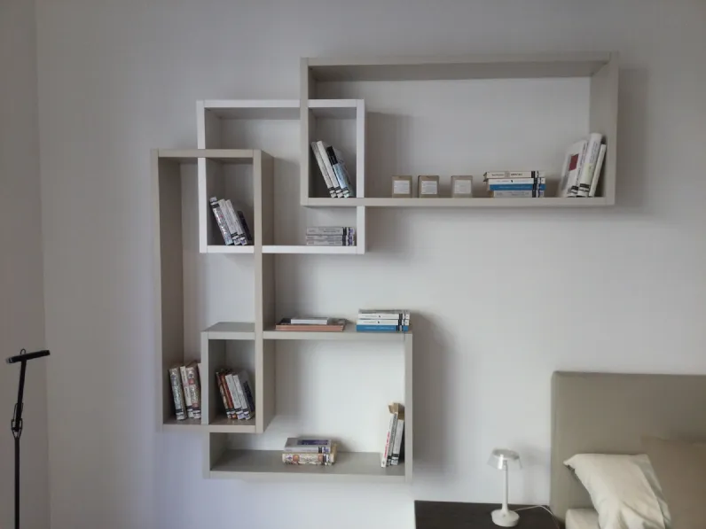 Libreria sospesa a soffitto Lago 30mm WEIGHTLESS in laccato opaco Offerta  Outlet