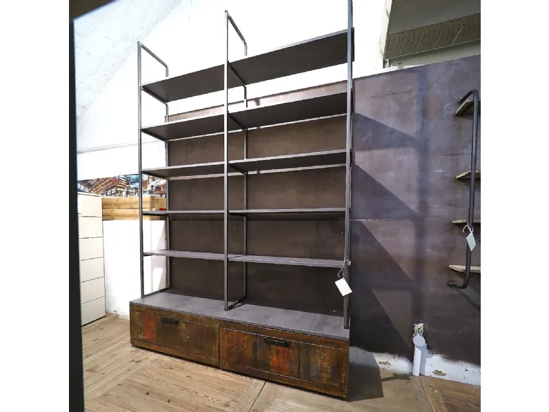 Libreria Outlet etnico in legno scontata -28%: scopri Libreria industriial con ante recicle e piani  ossido cemento 