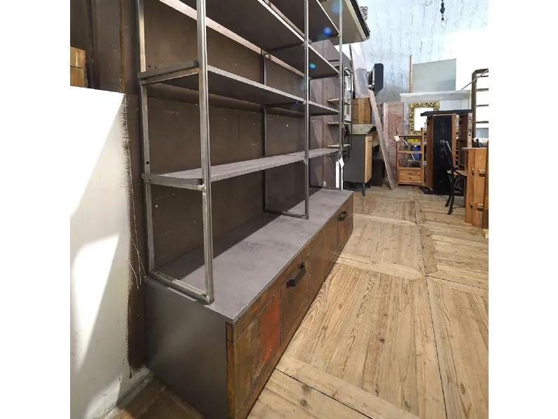 Libreria Outlet etnico in legno scontata -28%: scopri Libreria industriial con ante recicle e piani  ossido cemento 