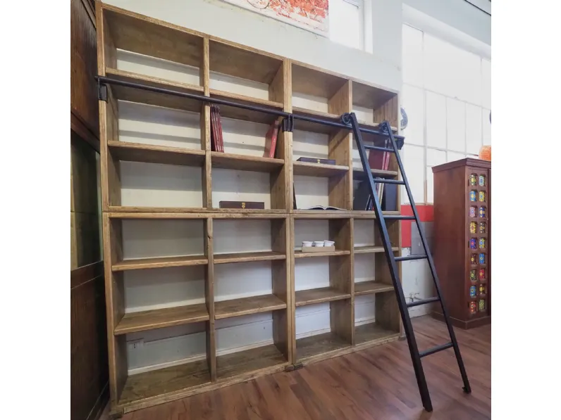 Libreria Outlet etnico in legno a prezzo scontato: scopri Liberai in vero legno con scala in stile industrial 