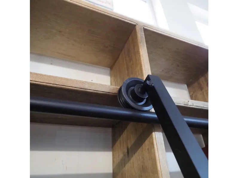 Libreria Outlet etnico in legno a prezzo scontato: scopri Liberai in vero legno con scala in stile industrial 