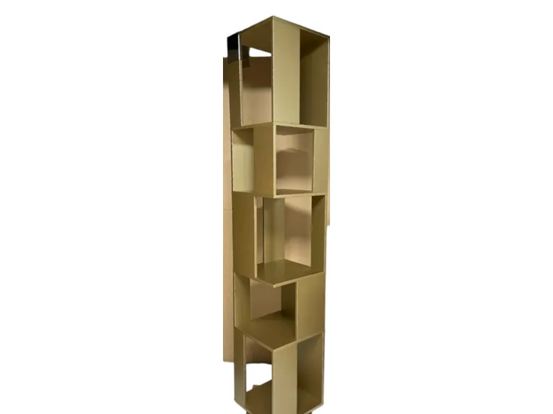 Scopri Cubik 5 Oro Bonaldo con base girevole scontata del 78%! Acquista ora la tua libreria in legno!