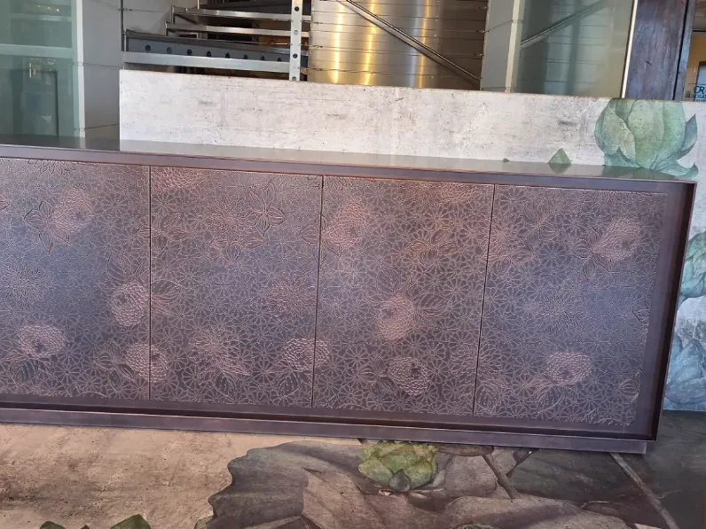 Madia Credenza bronzo met e decoro inciso in stile design di Capo d'opera in Offerta Outlet