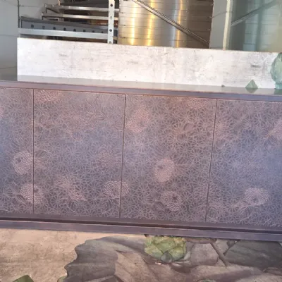 Madia Credenza bronzo met e decoro inciso in stile design di Capo d'opera in Offerta Outlet