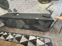Mobile soggiorno modello Credenza con decorazione bassorilievo  di Dialma brown a prezzo Outlet