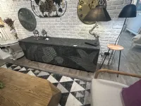 Mobile soggiorno modello Credenza con decorazione bassorilievo  di Dialma brown a prezzo Outlet