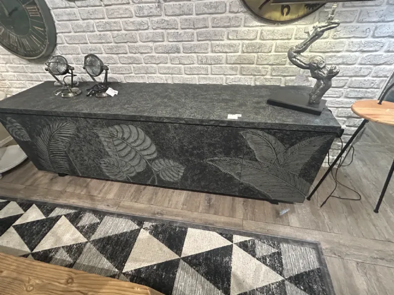 Mobile soggiorno modello Credenza con decorazione bassorilievo  di Dialma brown a prezzo Outlet