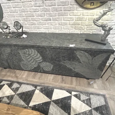 Mobile soggiorno modello Credenza con decorazione bassorilievo  di Dialma brown a prezzo Outlet