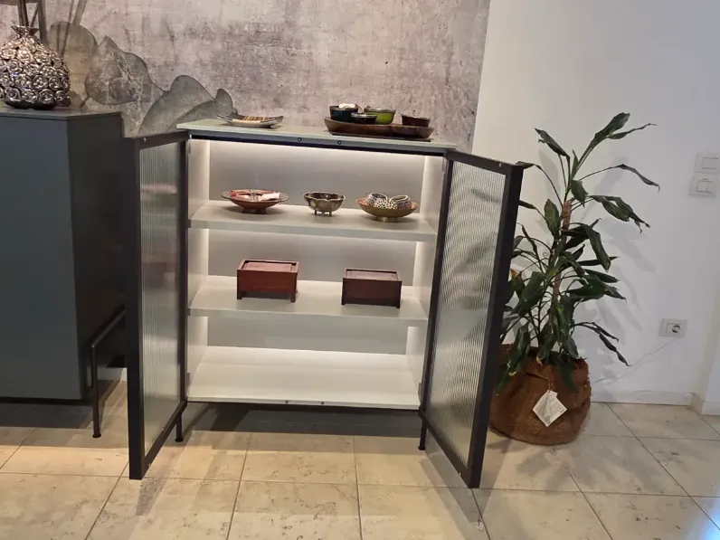 Madia in stile design Madia belt vetro cannettato illuminata  di Novamobili a prezzo scontato
