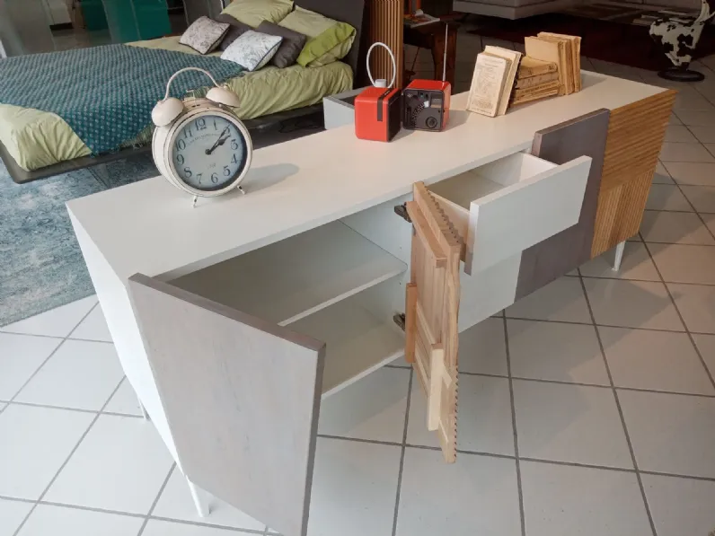Scopri la Madia Collezione Zero di Devina Nais scontata. Stile moderno, per arredare con gusto.