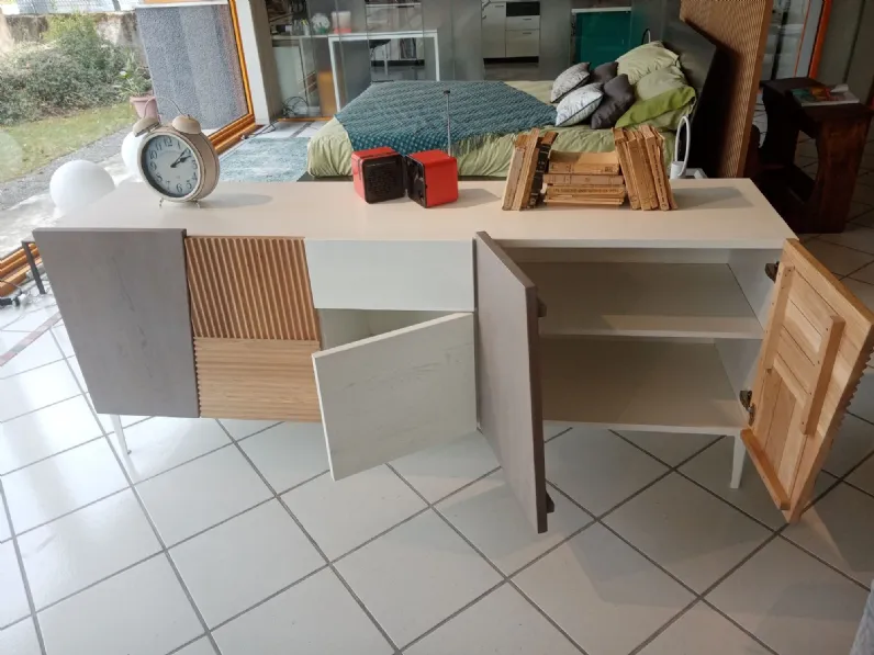 Scopri la Madia Collezione Zero di Devina Nais scontata. Stile moderno, per arredare con gusto.
