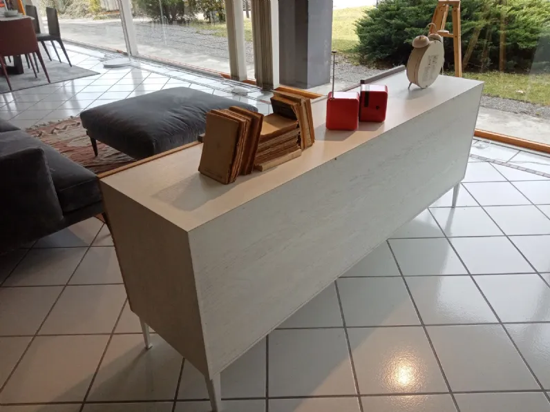 Scopri la Madia Collezione Zero di Devina Nais scontata. Stile moderno, per arredare con gusto.