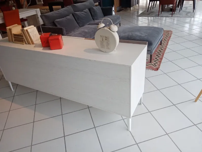 Scopri la Madia Collezione Zero di Devina Nais scontata. Stile moderno, per arredare con gusto.
