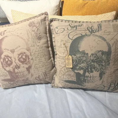 Cuscini divano modello Shabby sugar skull della firma Collezione esclusiva a prezzi outlet