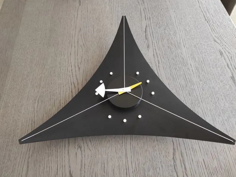 Triangle clock Vitra in stile design a prezzo ribassato