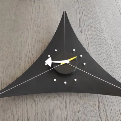 Triangle clock Vitra in stile design a prezzo ribassato