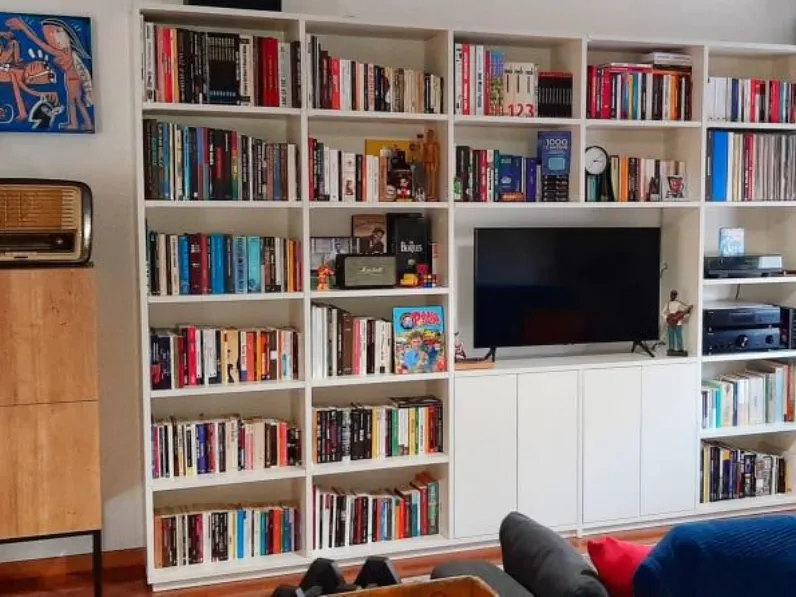 Parete attrezzata Libreria soggiorno con tv integrata dell'azienda Mirandola nicola e cristano con uno sconto esclusivo