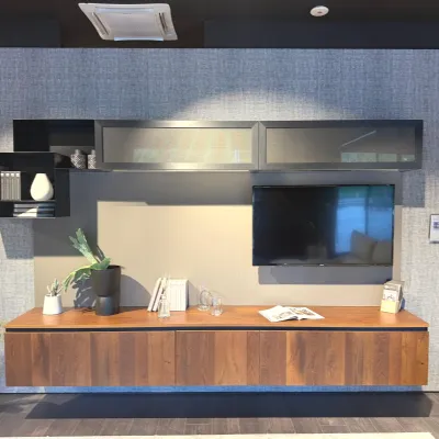 Parete attrezzata Parete oltre  di Lube cucine in OFFERTA OUTLET