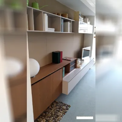 Parete attrezzata Soggiorno serie living basi gola sospese del marchio Novamobili con uno sconto esclusivo