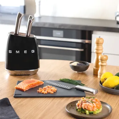Piccoli elettrodomestici Smeg: Ceppo 6 coltelli nero con forte sconto