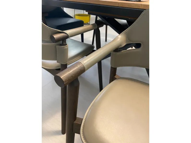 Poltroncina in stile design modello Suite Midj a prezzo scontato