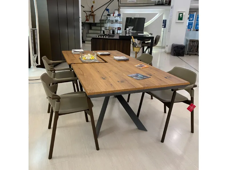 Poltroncina in stile design modello Suite Midj a prezzo scontato